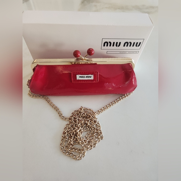 Kiss Lock Cherry Red Novelty Bag With Crossbody Chain - Picture 3 of 9